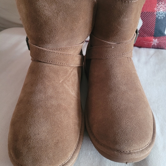 BearPaw size 10 tan short boot - Picture 2 of 4